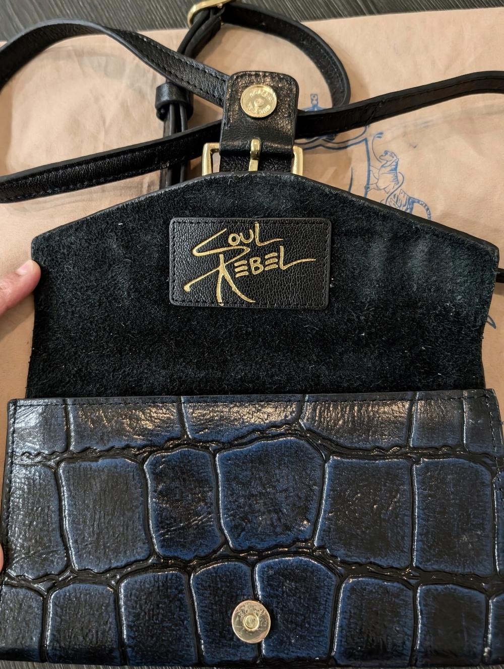 HiDesign Dark Blue Leather Crossbody Wallet Bag - Picture 2 of 5